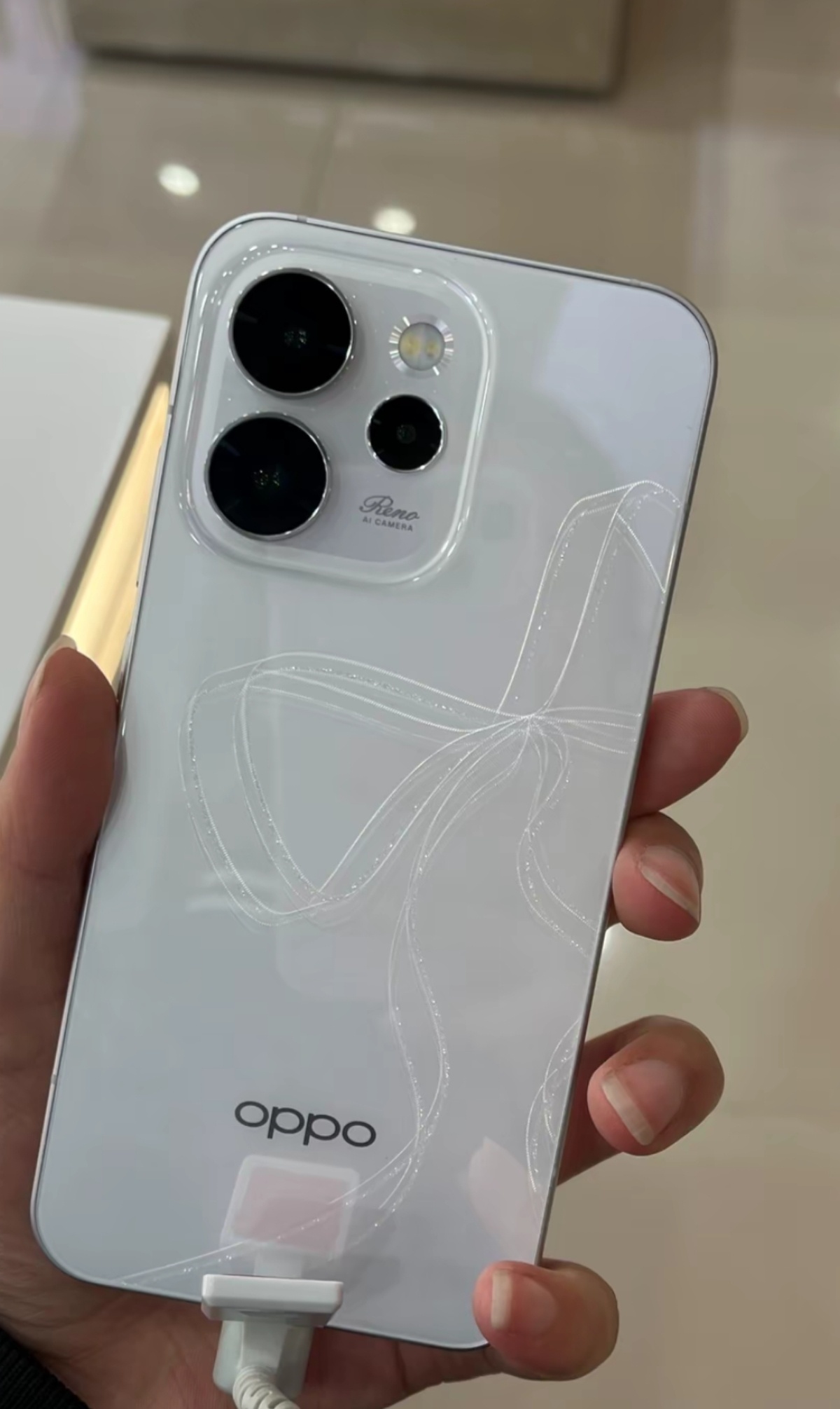 OPPO Reno15探店分享看了下OPPO Reno15实机，其实整体造型和上