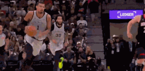 单骑闯关，一条龙背扣！
用“恐怖”这两个字已经无法形容文班亚马了
欣赏一下这个球