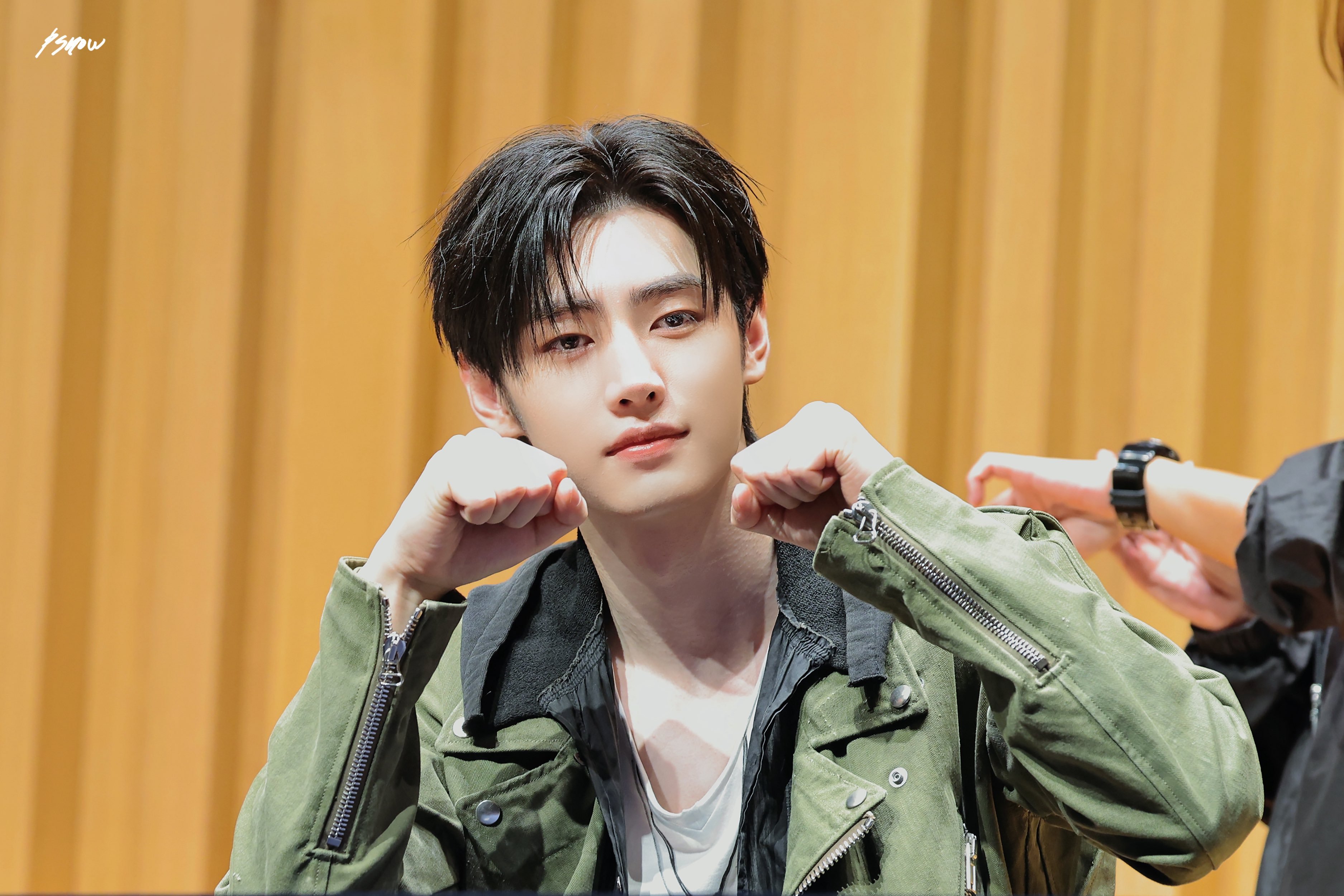 朴成训[超话]  260828 MP线下签售好俊萌 ​​​