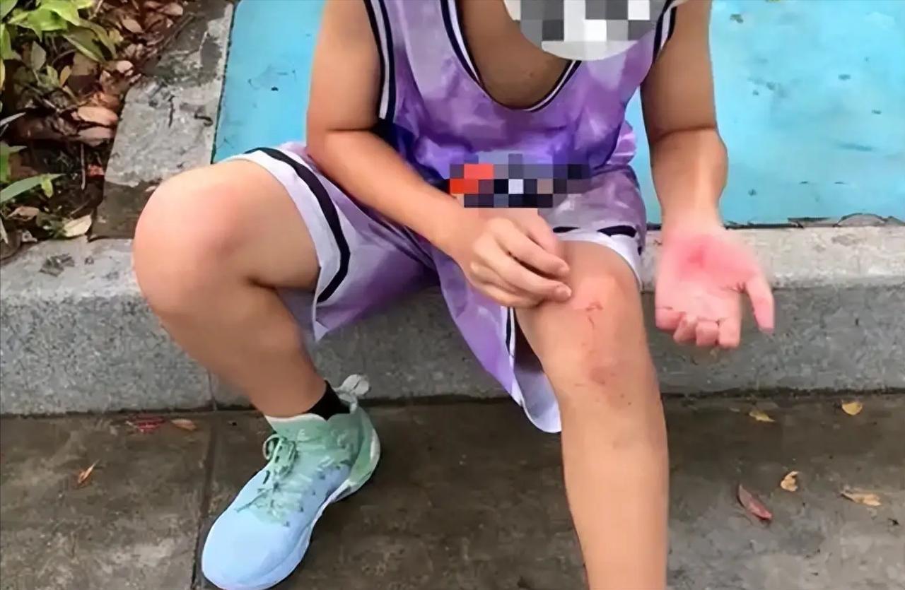 上海松江，一名7岁孩童因赶上课铃，向教室奔跑了过去。谁知前面有几个同学站在那没动
