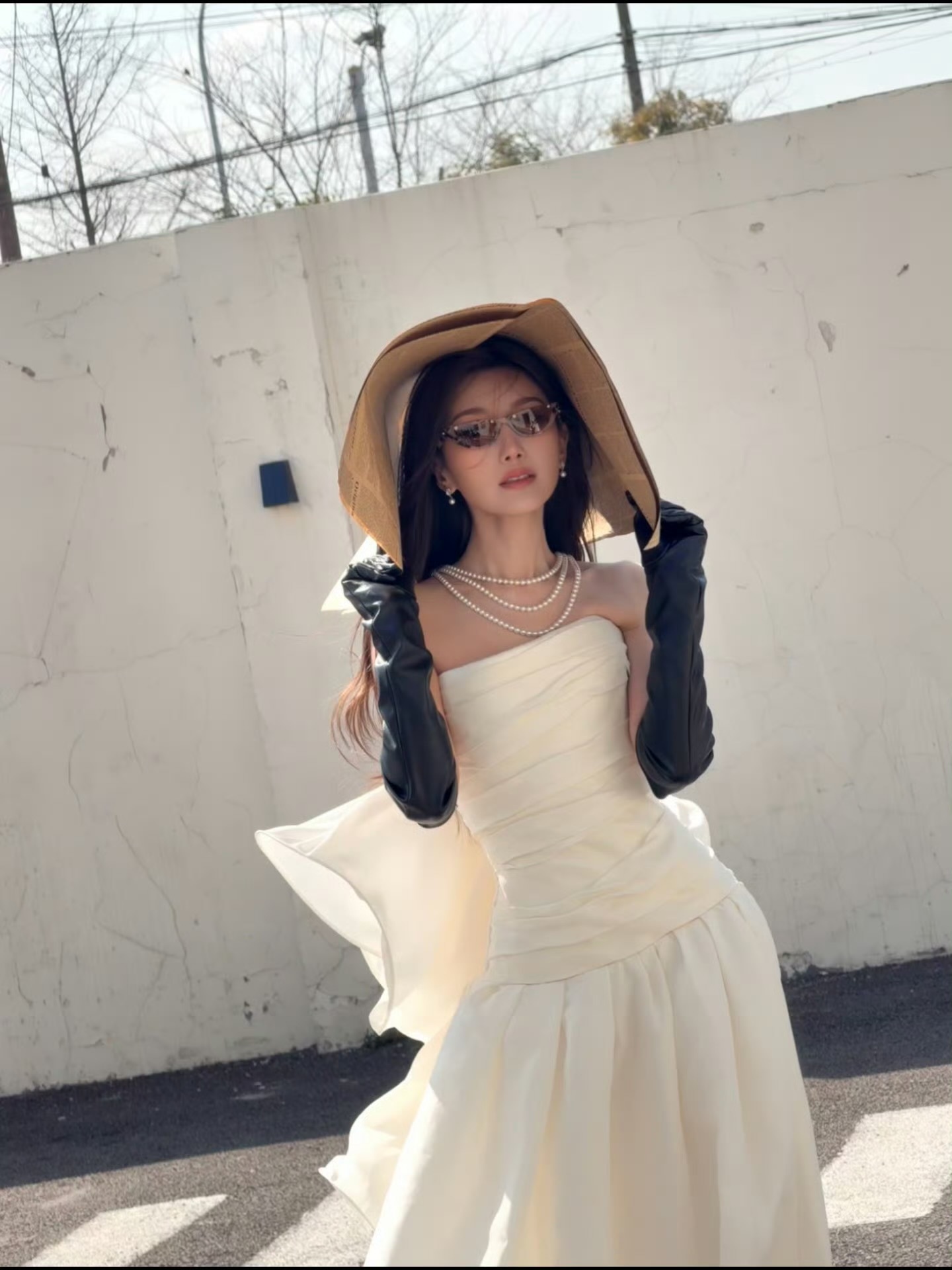 毛晓彤抹胸白裙毛晓彤美得让人心动，她是真正的白月光女神