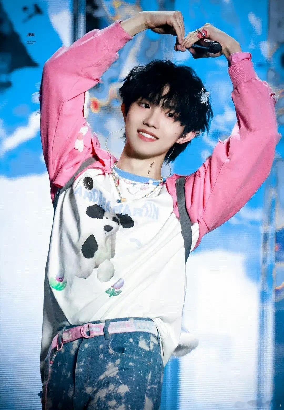 花少总导演回复苏新皓粉丝被导演回应戳到啦！苏新皓有梗又靠谱，能控场会照顾人，盼双