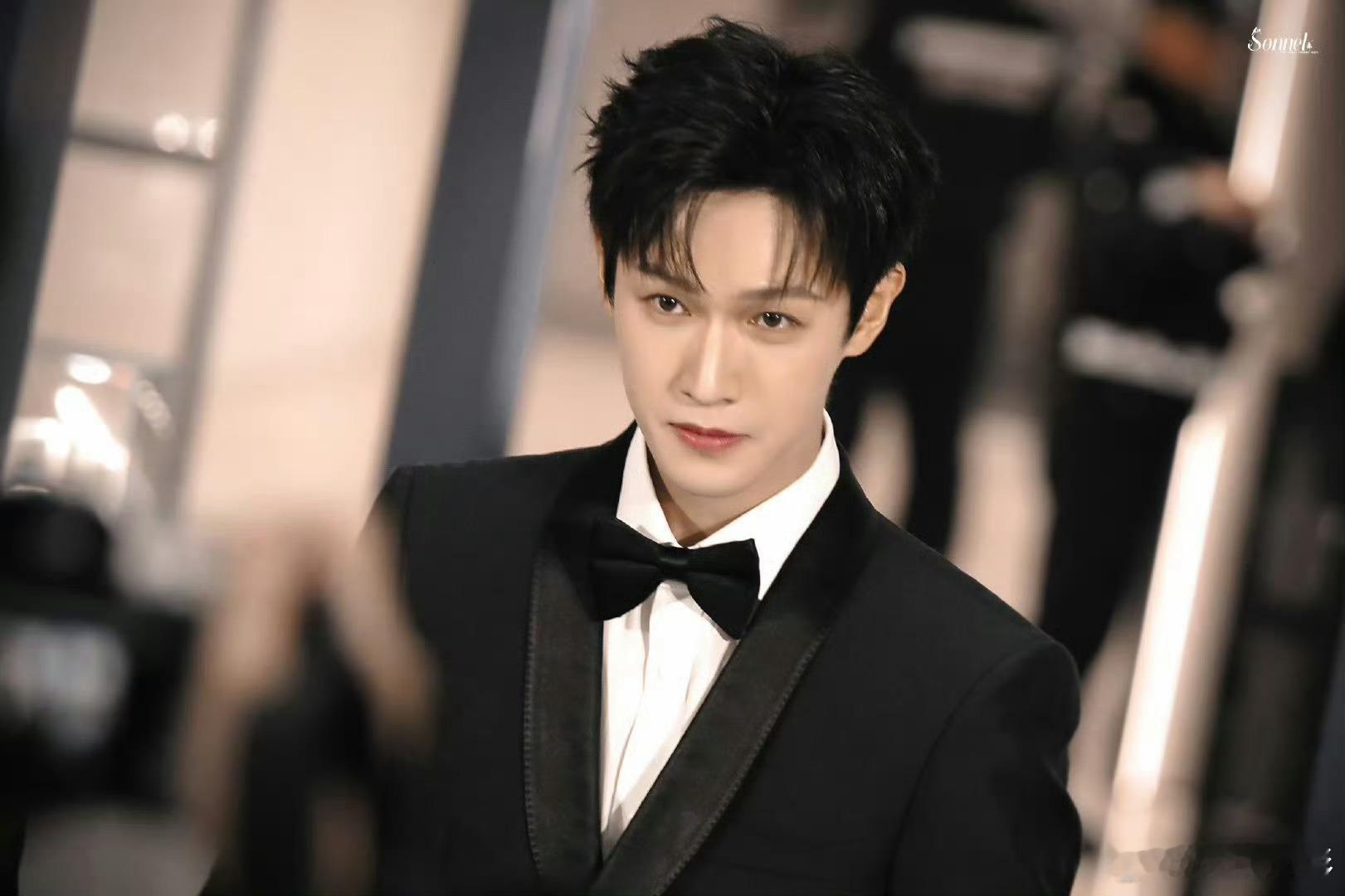 李昀锐回归跑男奔跑吧 分房间游戏悬念迭起，最后一间豪华房留给未到场的李昀锐盲选。