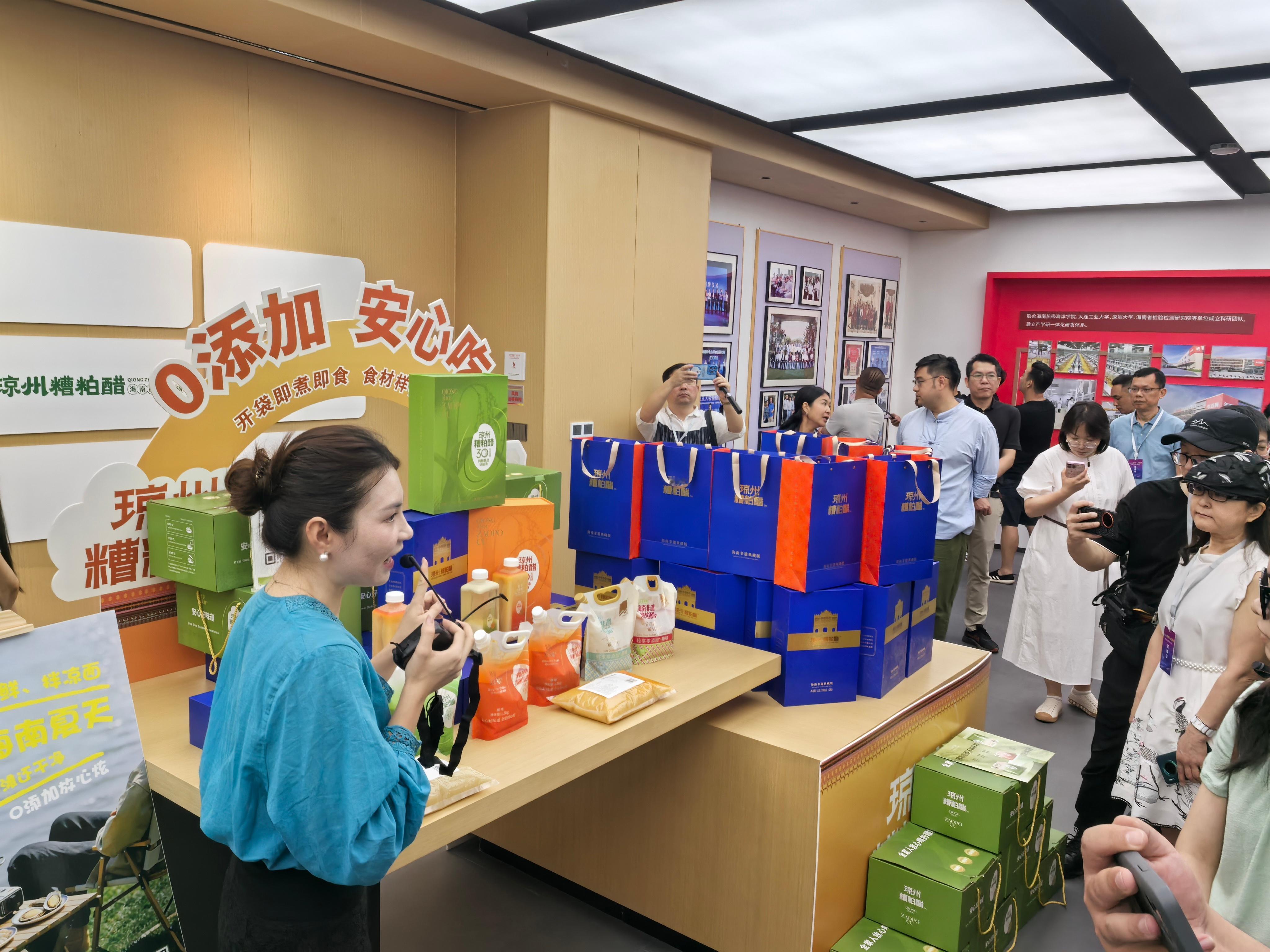 开局之年看中国开放自贸港 【海南这碗“酸汤”火了！首座糟粕醋透明工厂科技感拉满】