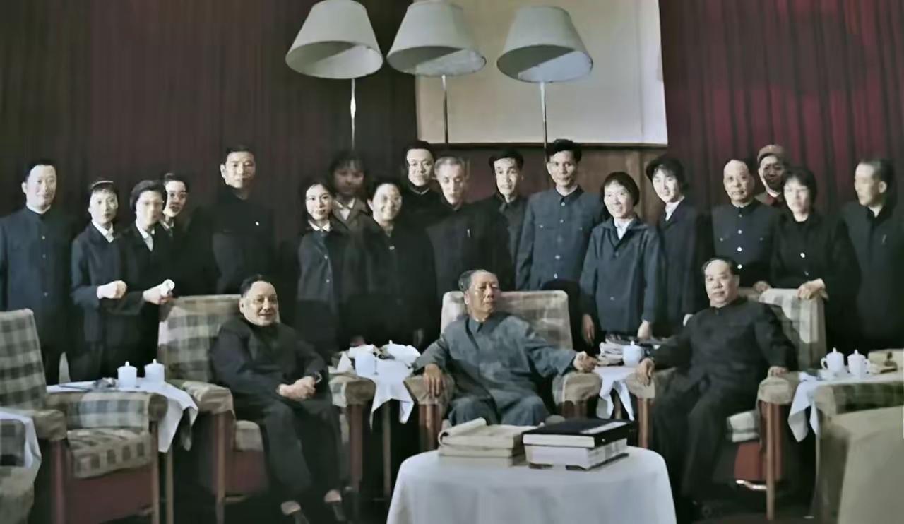 毛主席不顾自身疲惫，提出与身边工作人员合影留念，也是最后一次与大家拍照。

这张