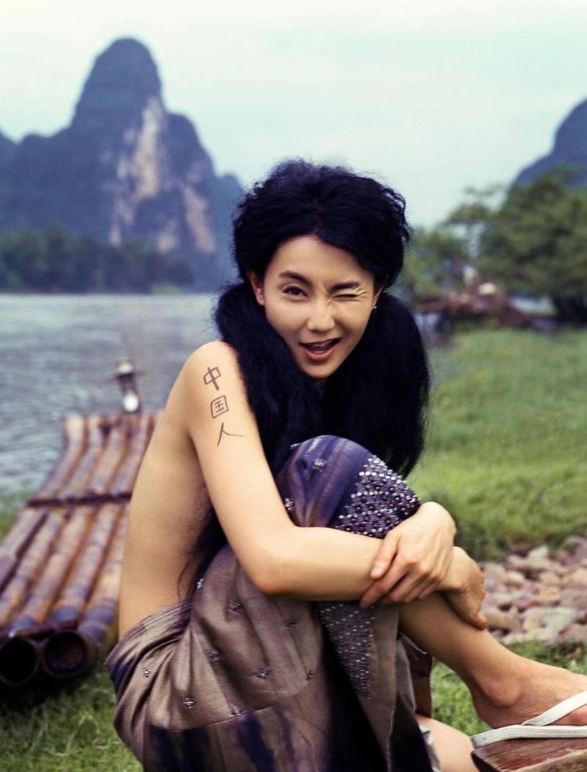 张曼玉在桂林拍的美人在山水间，好醒目的一抹红，越素越高级了！ 