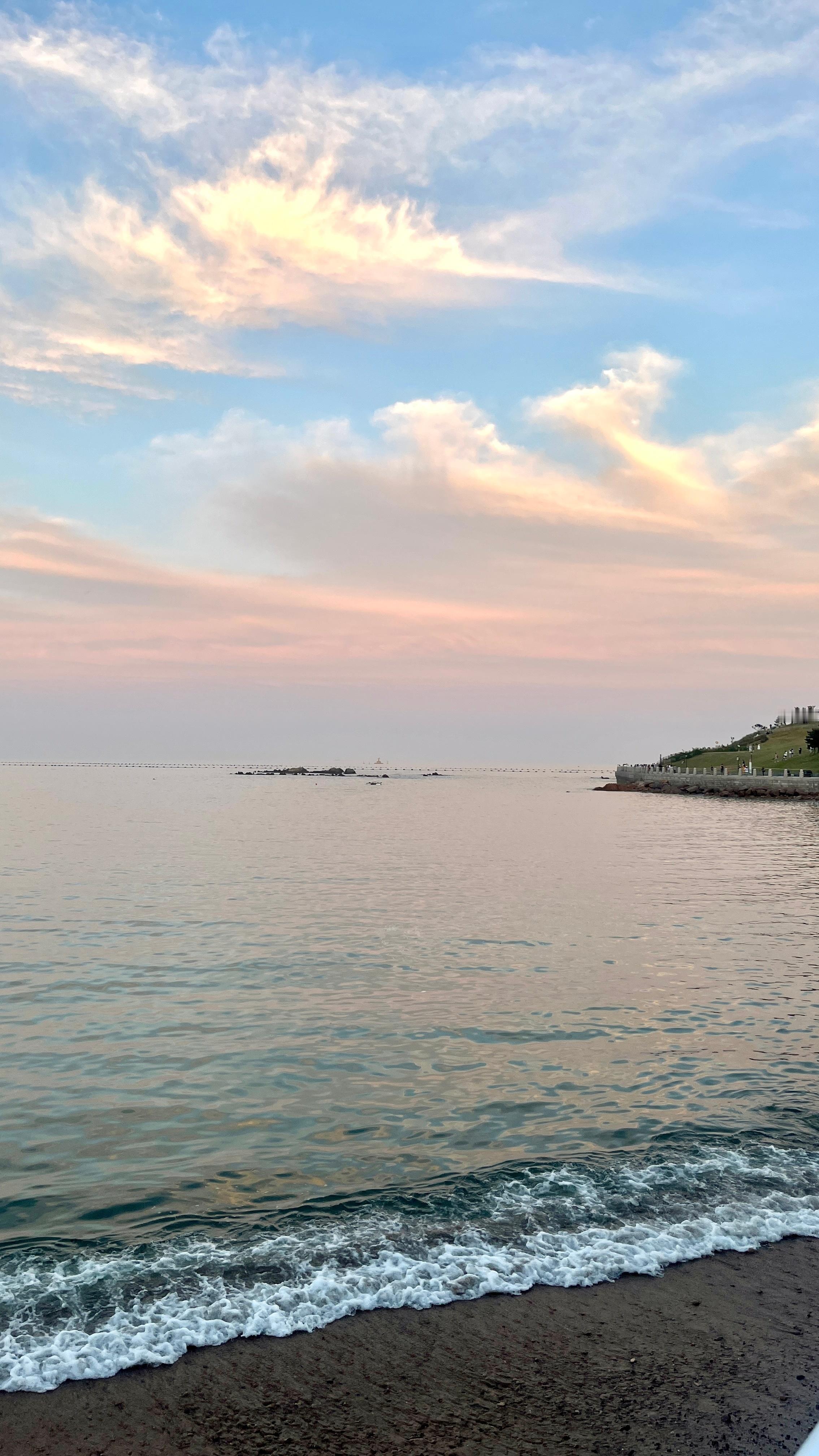 把时间揉进夕阳和海里🏜️如果生活在青岛 任意选个傍晚黄昏 坐在草坪上看大海 赏