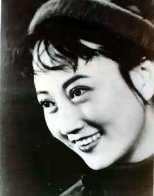 男看王心刚，女看王晓棠！那个曾让全中国男人魂牵梦萦的国民女神，年轻时的她天生丽质