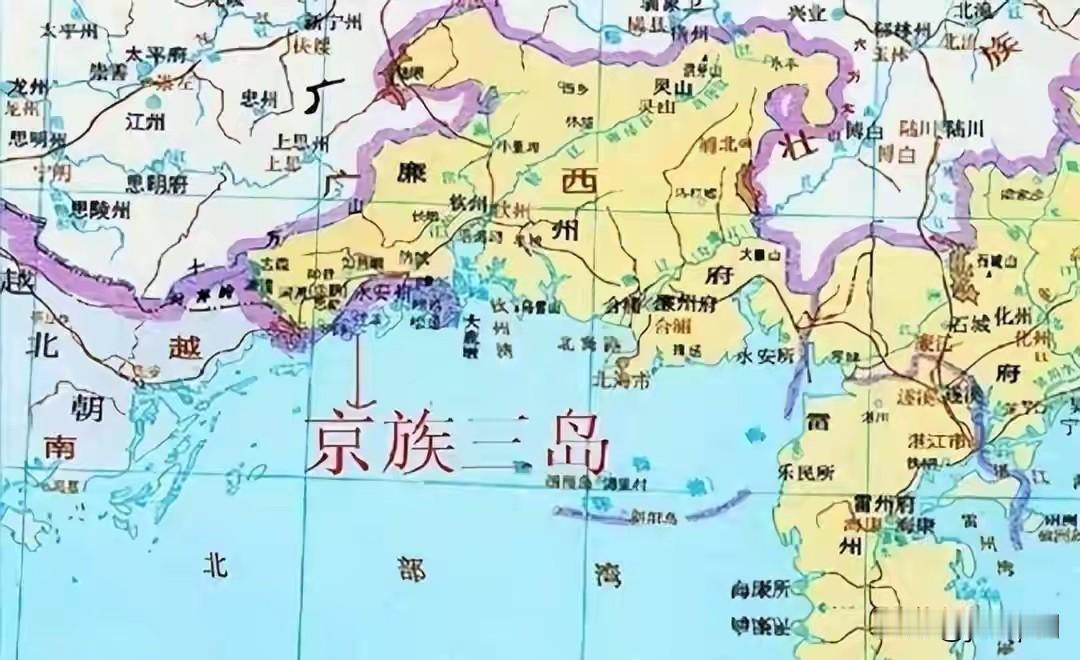万尾金滩那条海堤修通之后从东兴开车过去只要二十分钟，三十年前坐船得折腾小半天。三