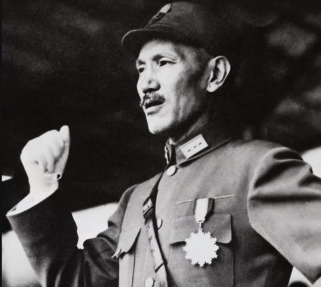 1948年，张治中让韩练成带一封信去给蒋介石。韩练成登机后，见信封未密封，便忍不