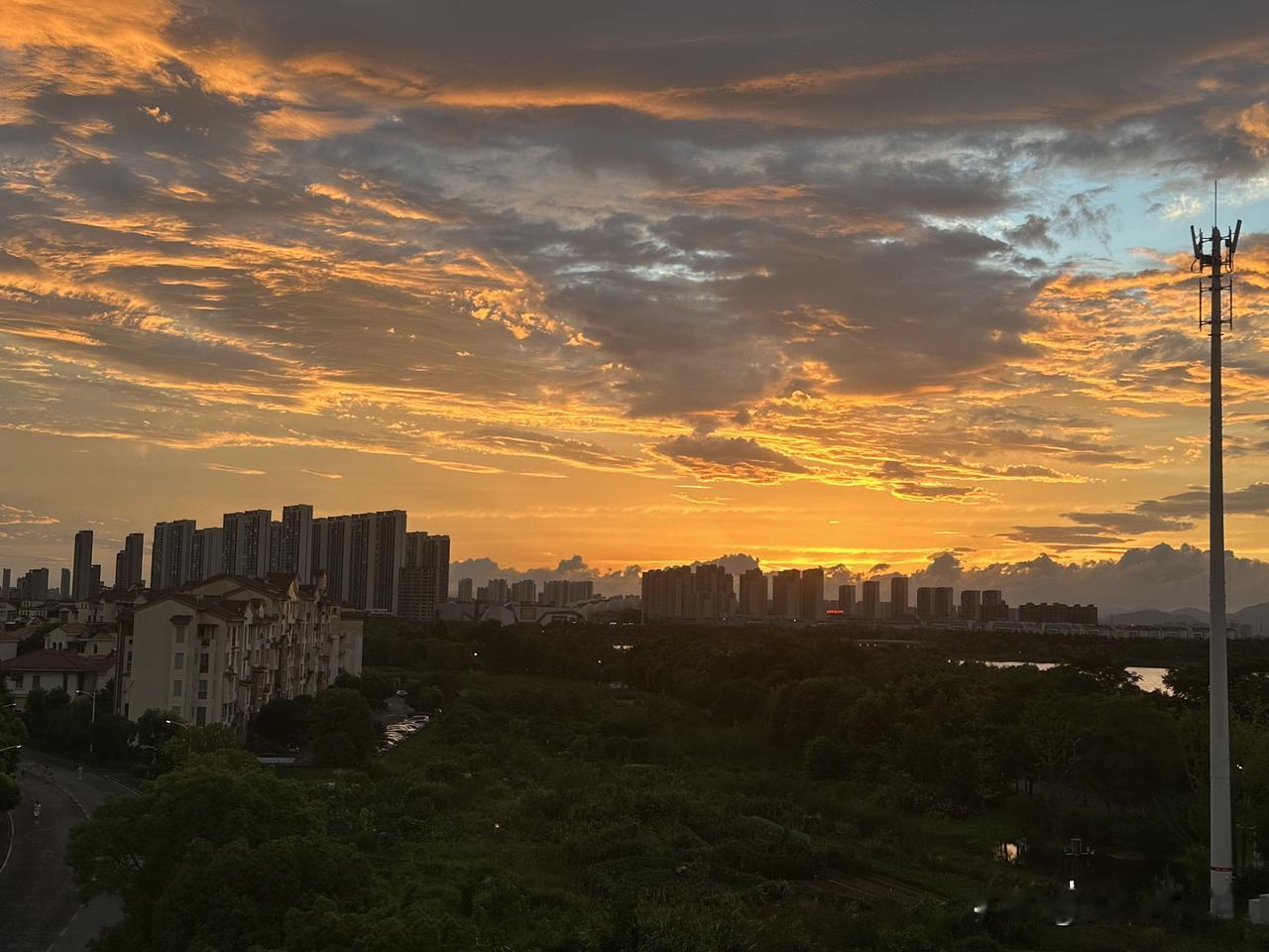 中午吃完饭，刷了一会手机，然后就开始午睡了。

不管睡不睡得着，每周的周六、周日
