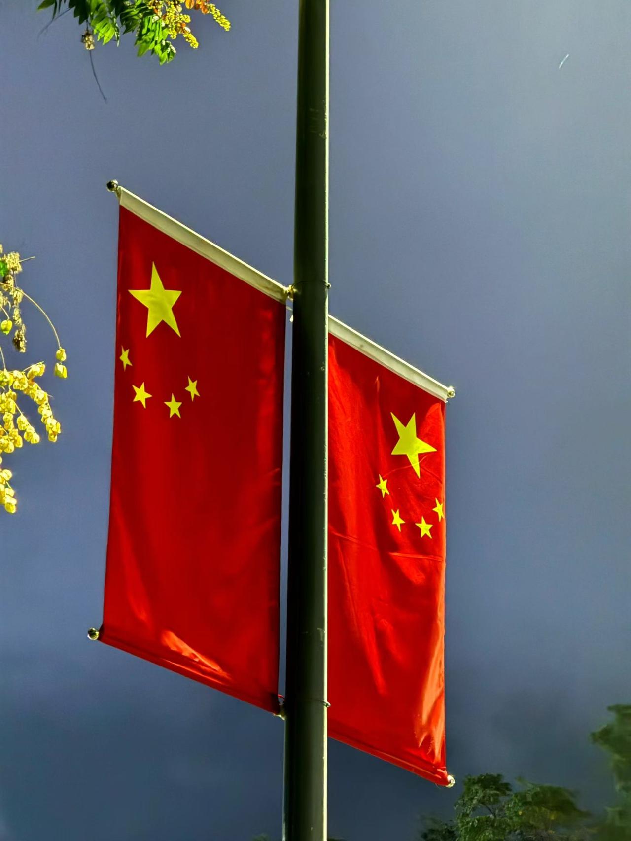 最美不过中国红……
 路上的中国红 沿途中国红 华夏一片红