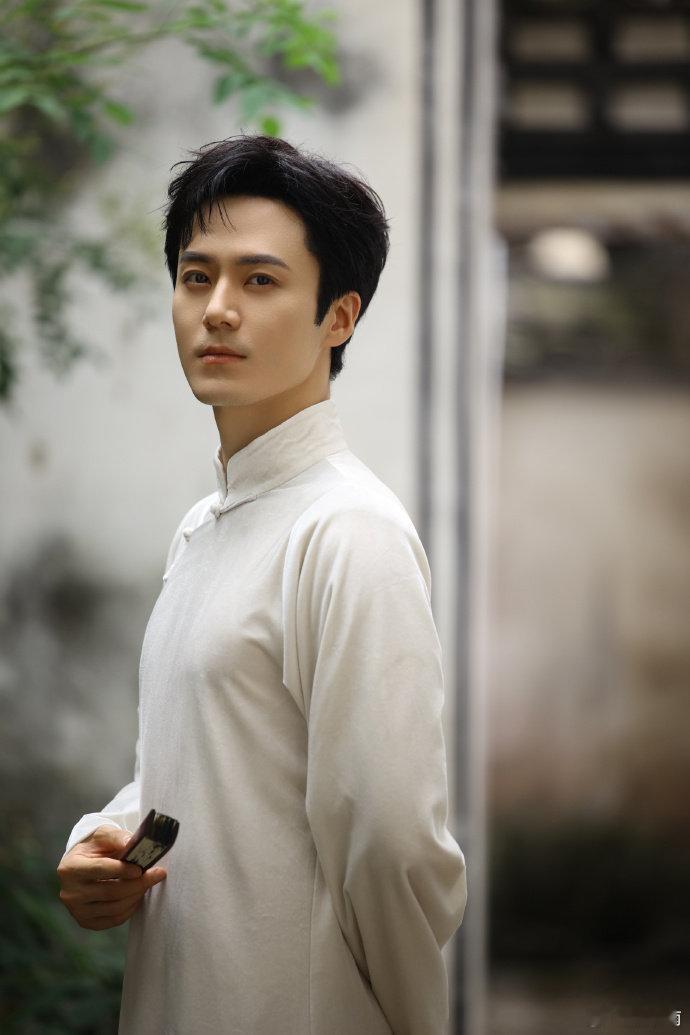 #茅子俊素衣##茅子俊书生造型#茅子俊素衣书生造型扮相好有氛围感，内娱导演真的快