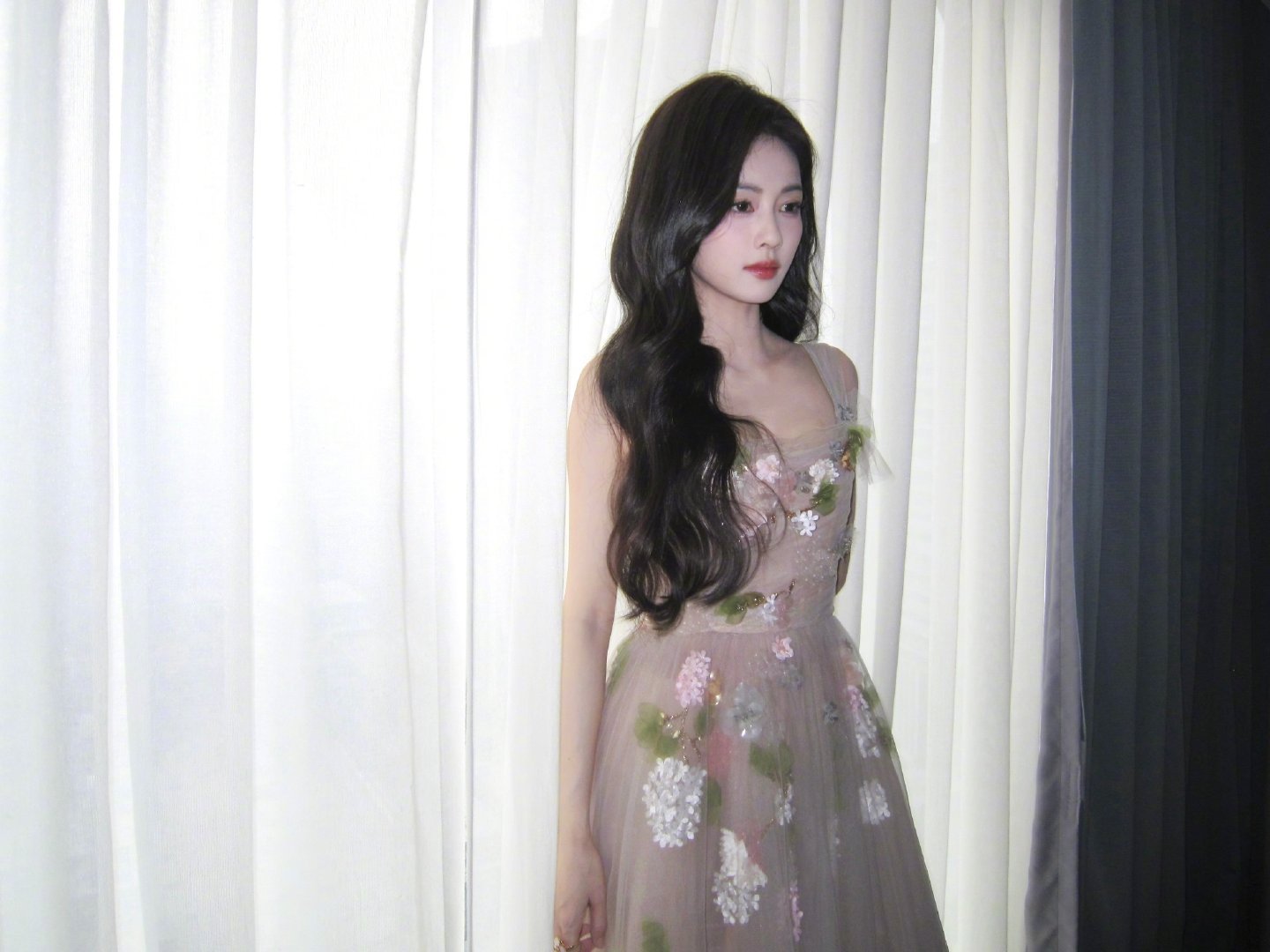 白鹿华华明天见  白鹿花卉薄纱裙 白鹿华华明天见，明天见夏凤华，[心][心] 