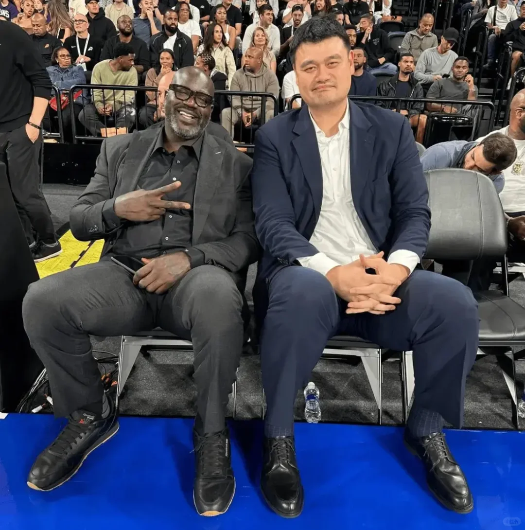 奥尼尔姚明澳门同框，奥胖秒变“小玲珑”