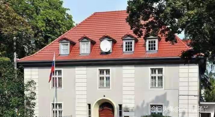 波兰格但斯克市官员带着文件上门，想接管刚关闭的俄总领事馆，结果被俄方留守人员锁在