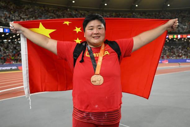 巩立姣铅球未能夺冠！年轻人都在忙着涂口红吗？8月27日凌晨，2023年布达佩斯田