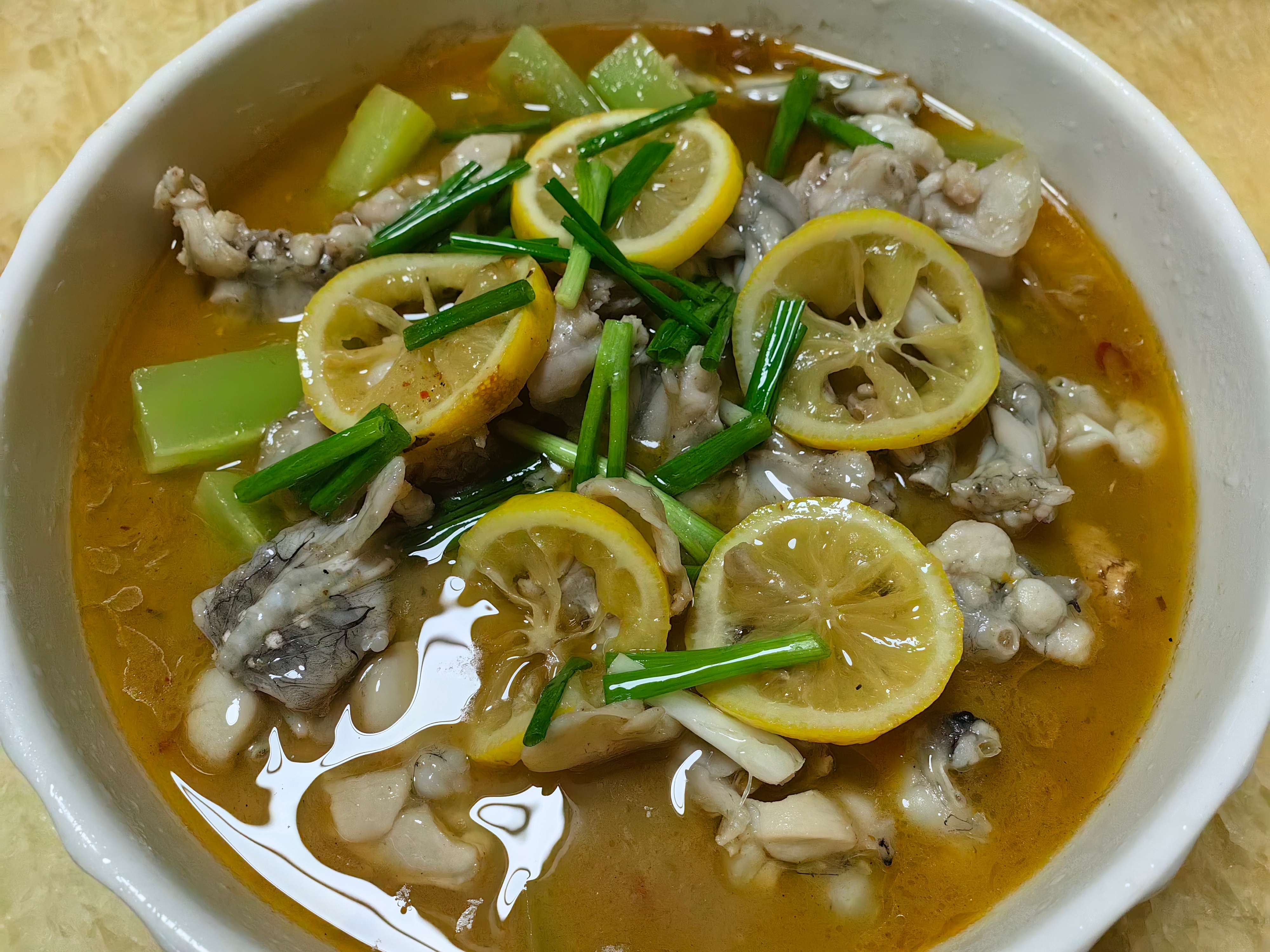 家常菜 泡椒柠檬田鸡，扇贝粉丝，跳跳鱼，红烧白带鱼，西红柿炒鸡蛋。 