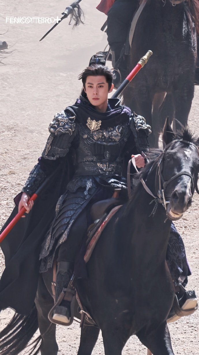 鲜衣怒马少年将军谢景行 王鹤棣铁马金戈单手提枪 鲜衣怒马少年将军谢景行，咱就说铁