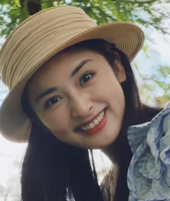 沈月爬山vlog 被王鹤棣的“不舒服”架到火上烤了好几天的沈月更新了爬山vlog
