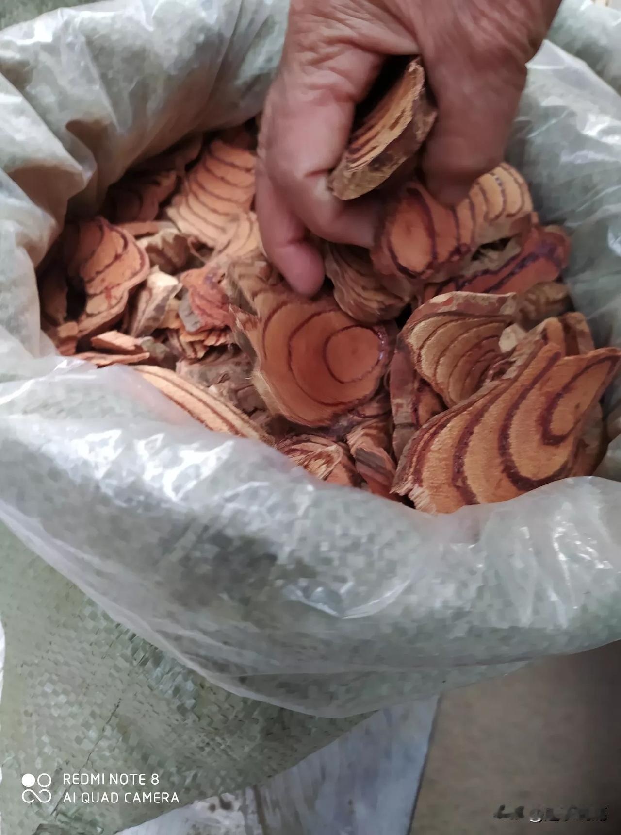 市场上卖的鸡血藤，以前当做柴火，现在能卖到50元一斤