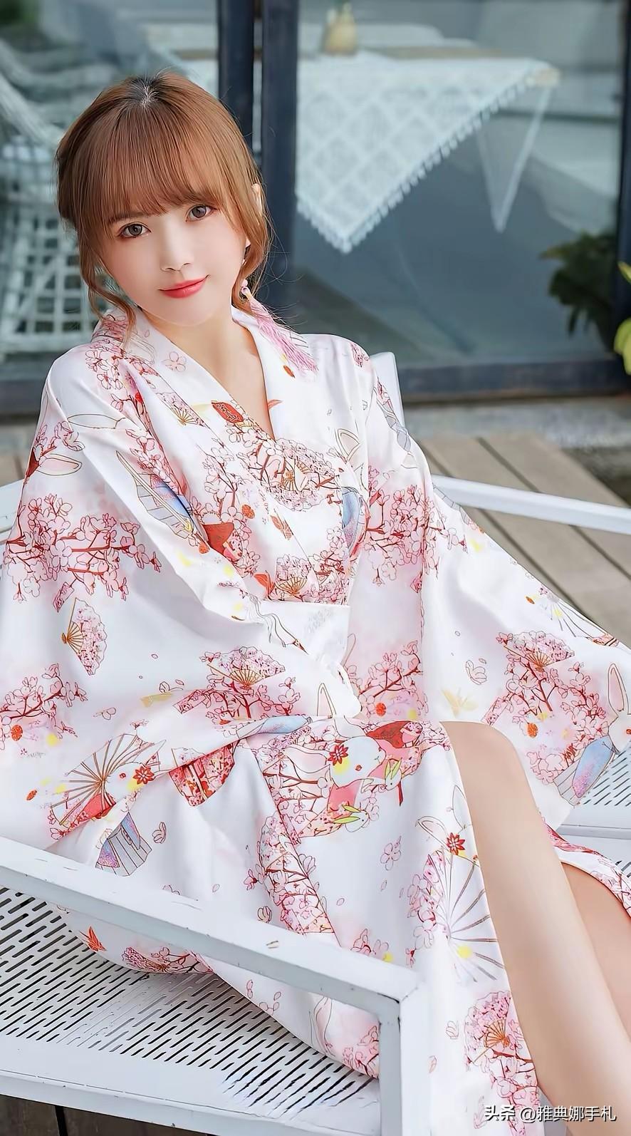 午后，慵懒的闲暇时光，
当眼神默默的看向你，
你的心是否起了波澜！
生活的真谛是