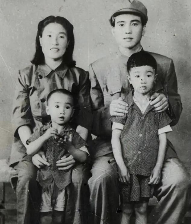 他名叫刘铁骑，是大贪官刘青山的儿子，1952年，刘青山因贪污155亿被枪毙，当时