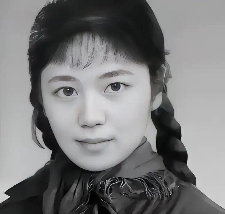 1977年，知青于文娟返城，恋人跟着列车狂奔，她抹着泪，大喊道：“别追了，我们不