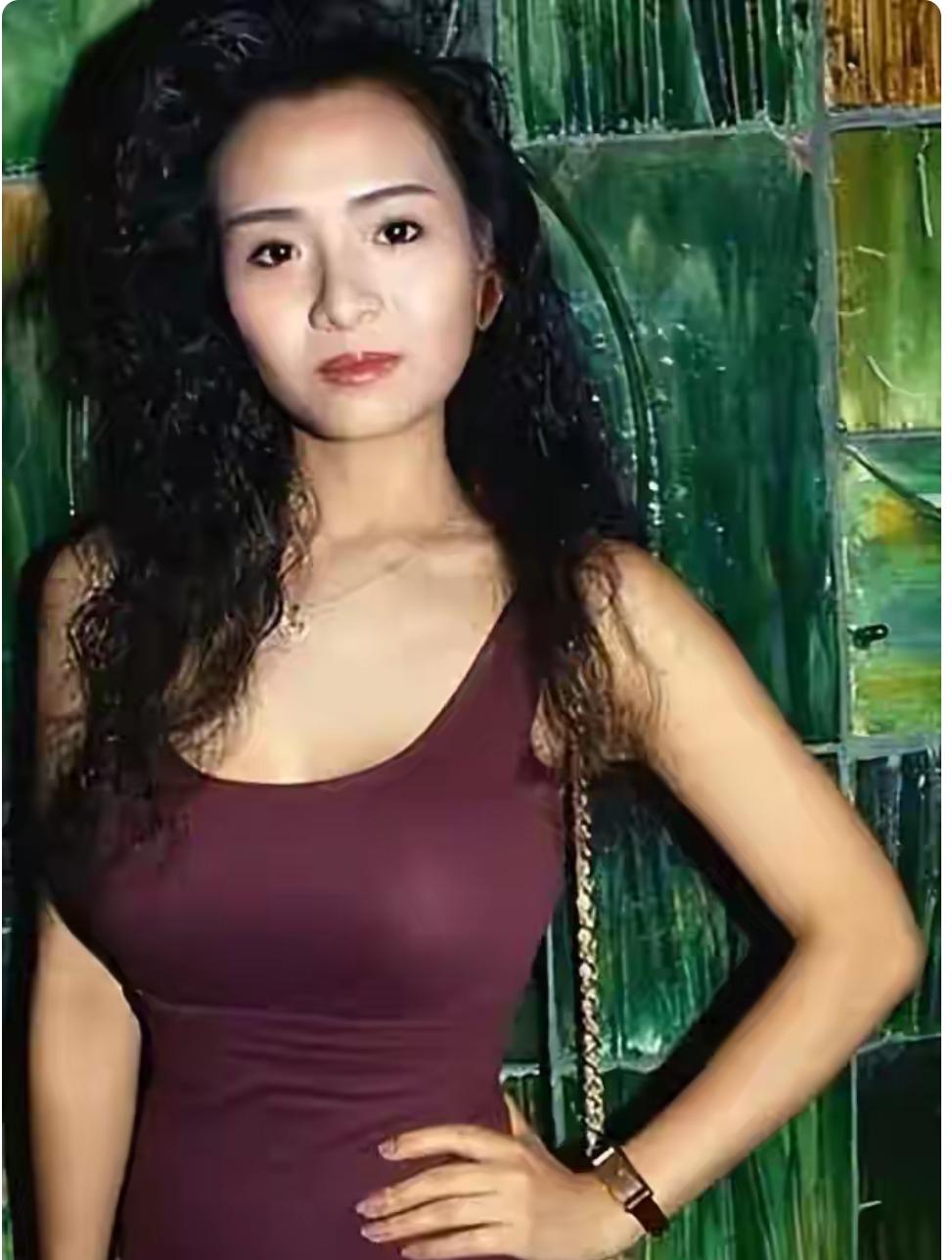 叶子楣她是香港第1波霸，与男友同居26年，现在竟然变成这个样子
娱乐 明星