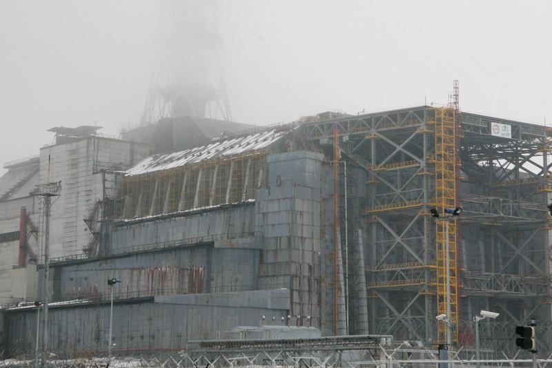 切尔诺贝利核电站保护罩受损这事可太让人揪心了。今年2月，它因无人机袭击严重受损，