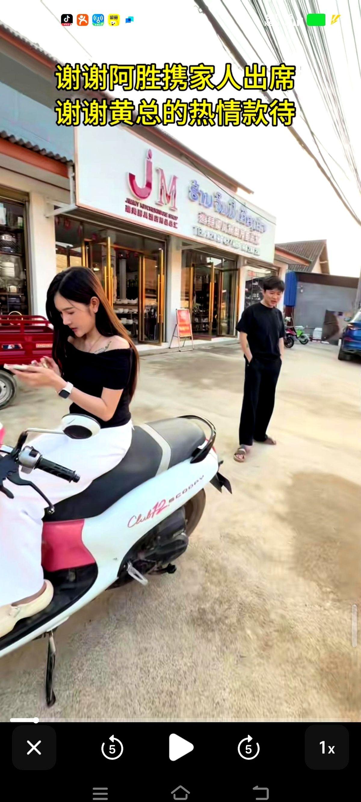 停更几个月的老挝网红阿胜，终于露面了。他没在自己的主页发声，而是悄悄混进了朋友新