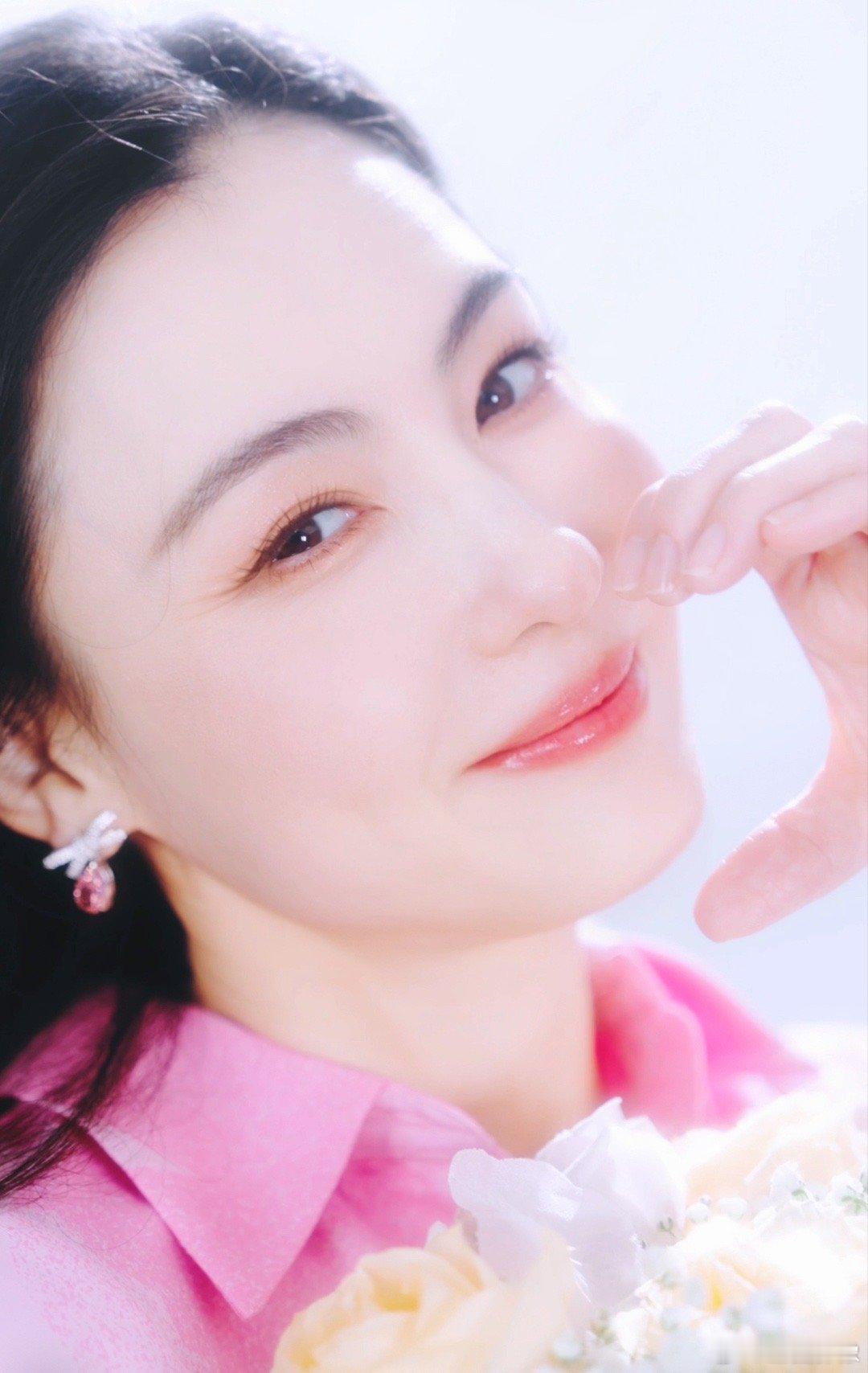 张柏芝新年解锁防晒代言，我的天这马尾太年轻了吧！她的状态保持的真好哎。这品牌国民