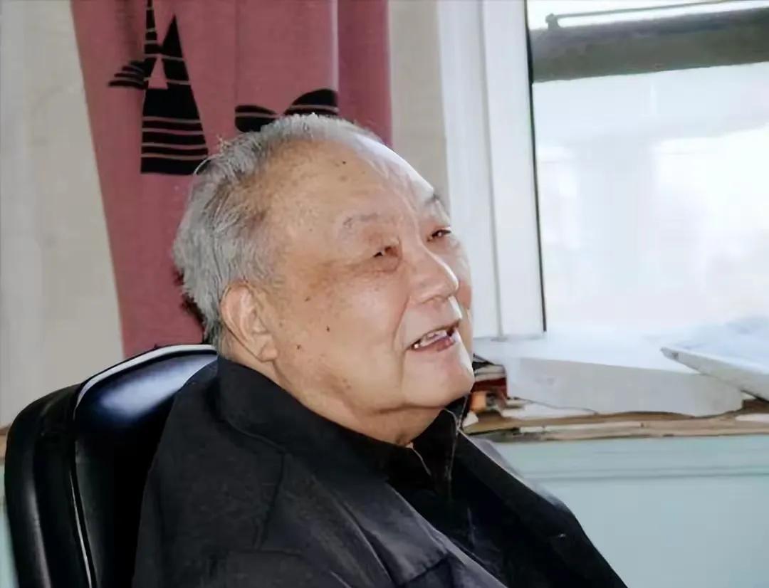 熊蕾说，他的父亲熊向晖是一位杰出外交家，工作上有条不紊，但回到家里，他什么家务都