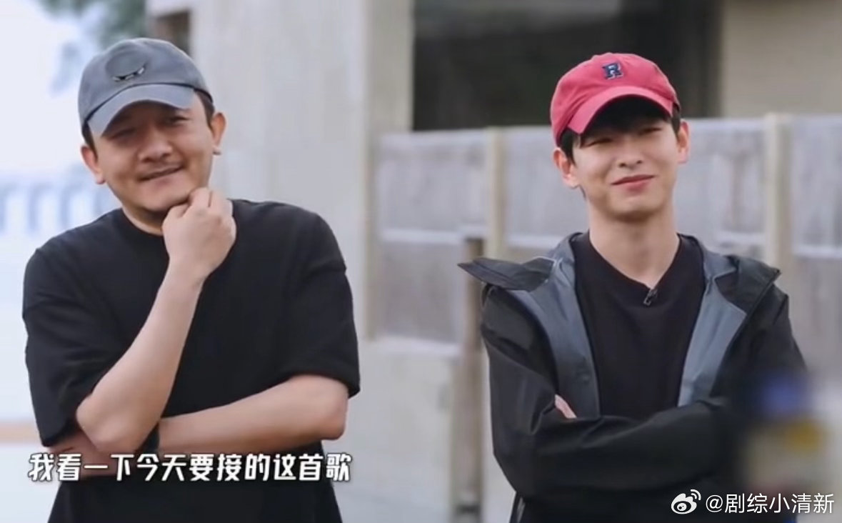 五哈导演一开口鹿晗也没招了哈哈哈哈哈 鹿晗听导演念歌词的那个反应，跟我上学时听外