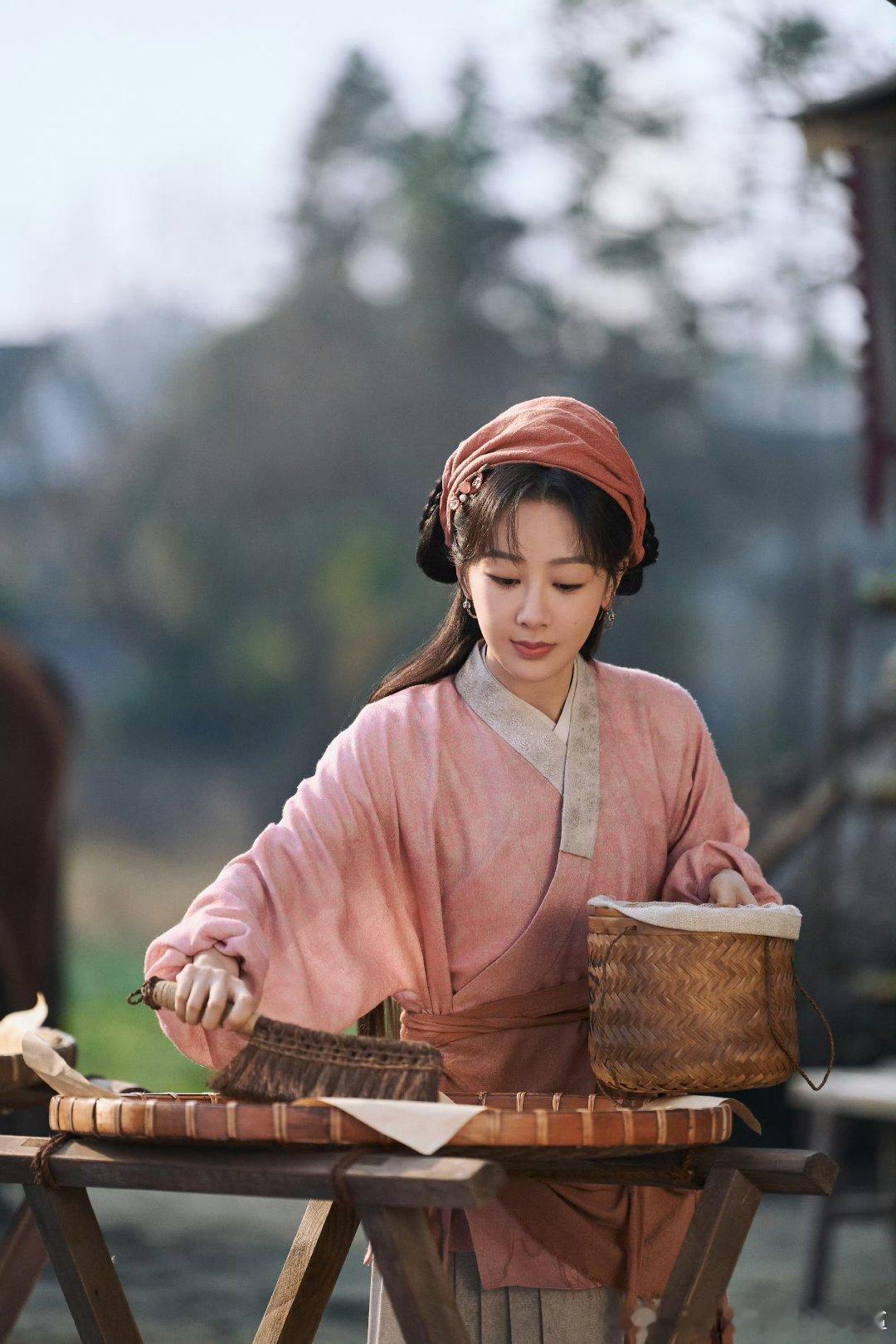 杨紫杨紫何惟芳 yz杨紫国色芳华 yz杨紫 “冬日万物沉眠，晚风令人沉醉，我独爱