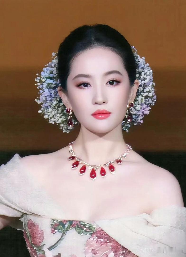 刘诗诗 刘亦菲满天星盘发造型，你们觉得谁更好看？ 