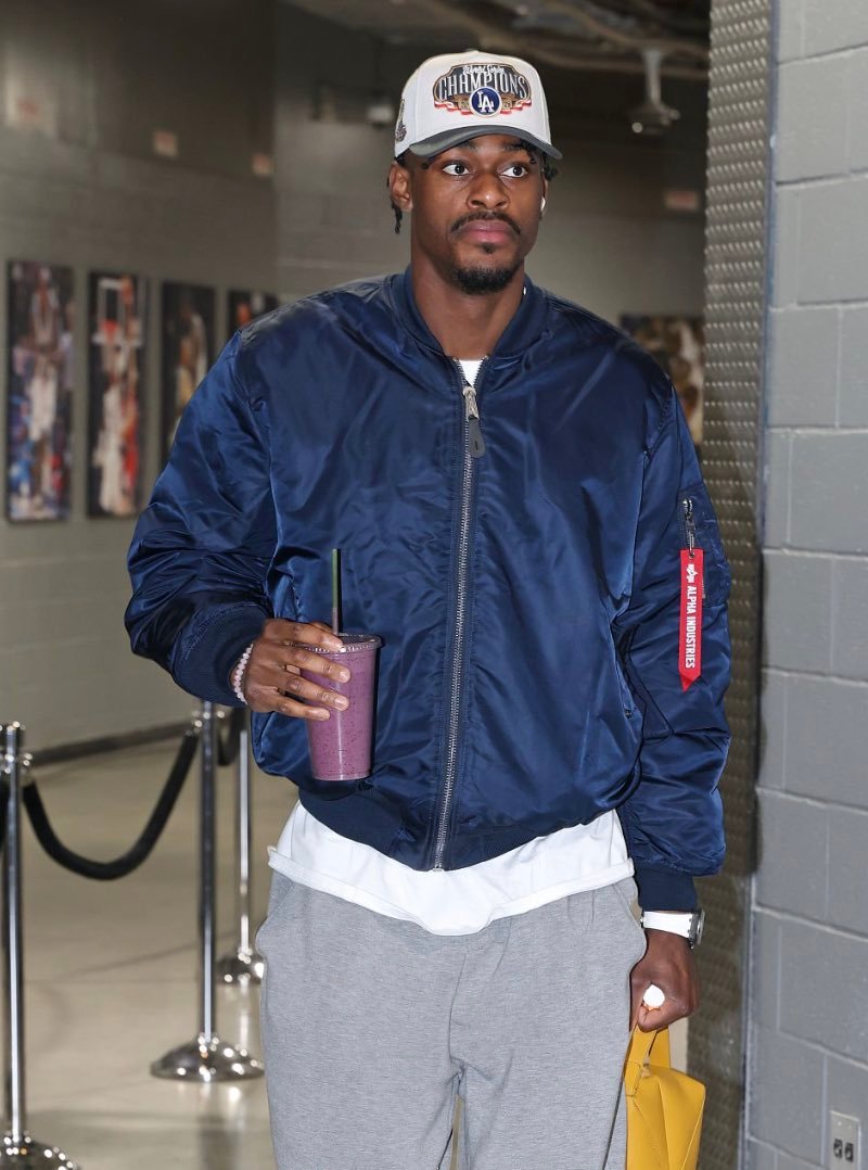 我的评分：6分（进了个三分）10篮板 2助攻 3失误，没办法，分差太大的情况下，