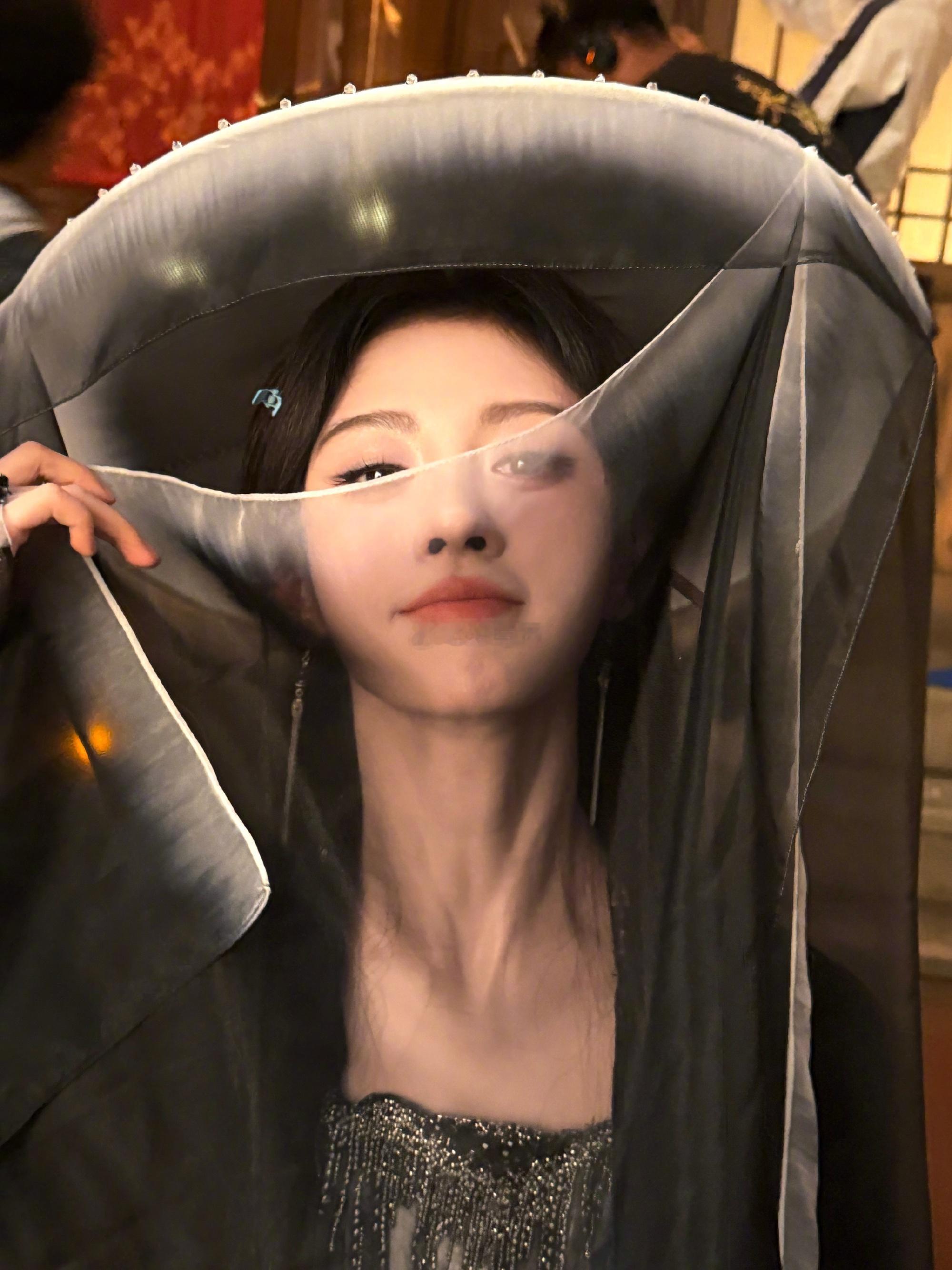 战损妆阿黛完美诠释“用最奶的音说最野的话”！biubiubiu手势配上“干翻蓬莱