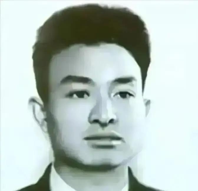1962年5月，中央编译局副局长陈昌浩回老家探亲，武汉军区司令员陈再道上将率几百