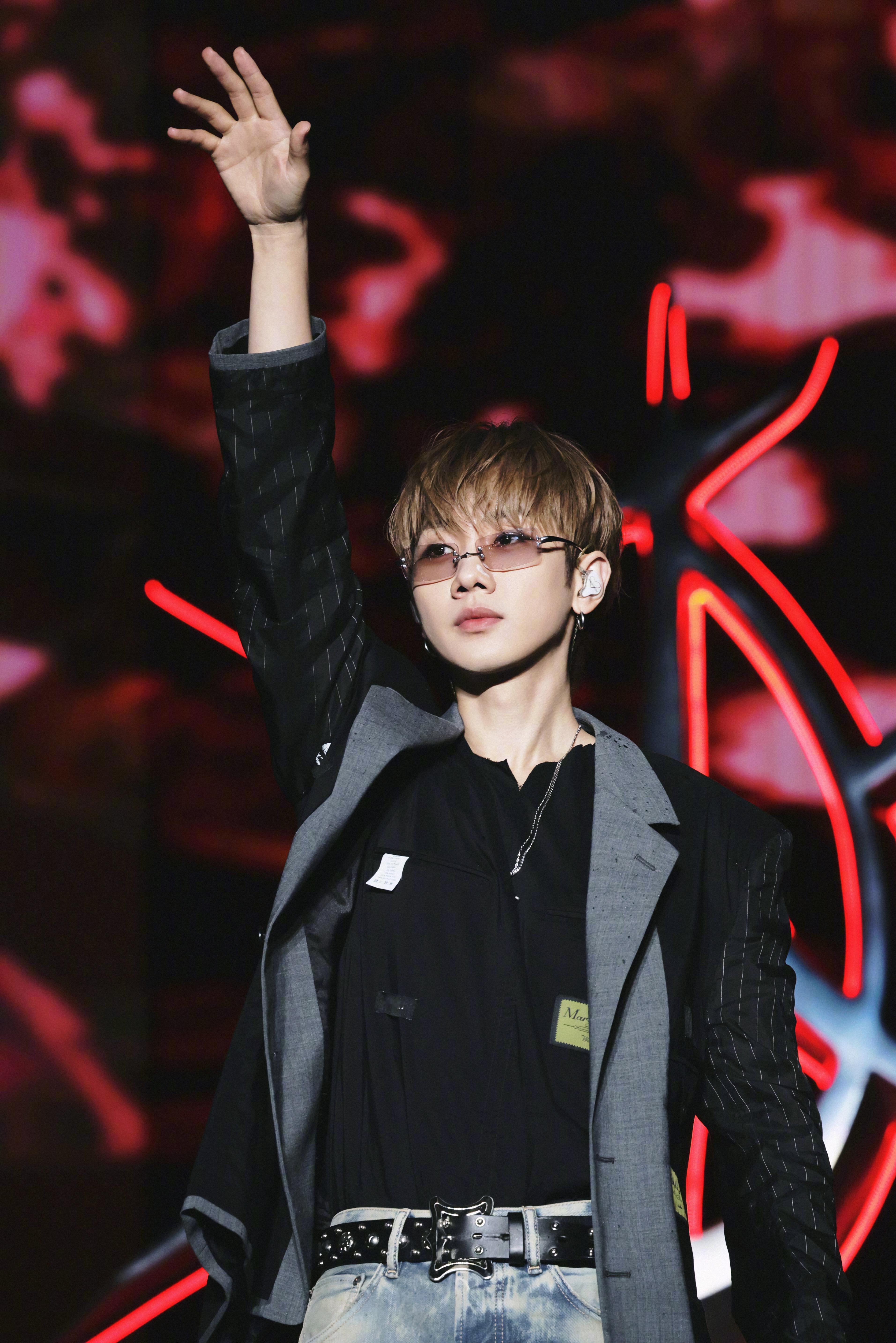 音乐节现场最好的记录方式，就是和朋友一起边玩边拍🎬 有人冲进人群抢舞台高光，有