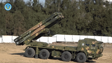 全部精准命中！解放军的远程火箭炮，已经可以当精确制导导弹来用了。

从东部战区发