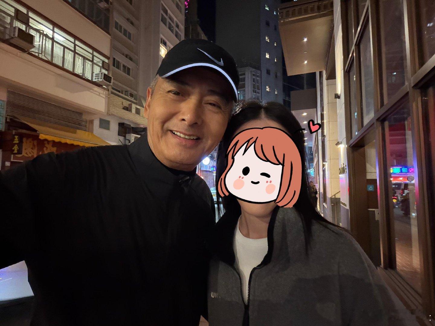 网友香港偶遇周润发香港街头偶遇周润发合照网友香港偶遇周润发，穿着黑衣服，整个人精