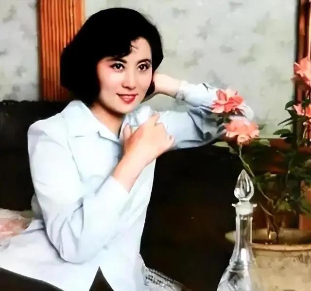这样温文尔雅的女人多好！安静的，内敛的。
虽然我不知道她的名字，但我觉得，人如其