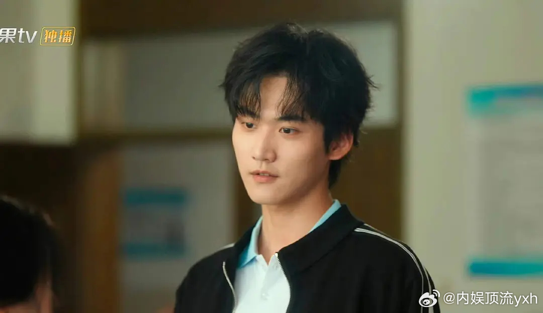 电视剧《炽夏》周柯宇状态太差了吧，网友表示本身他就一个高中学历没什么演技，台词也