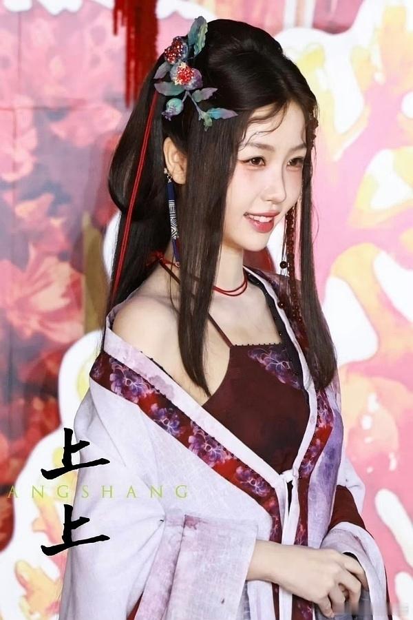虞书欣新剧开机造型。这夏天挺凉快 