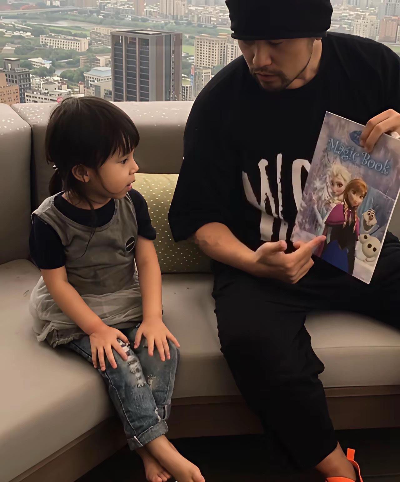 周杰伦的家是真高啊，坐在客厅就能俯瞰整片台北市区。 ​​​