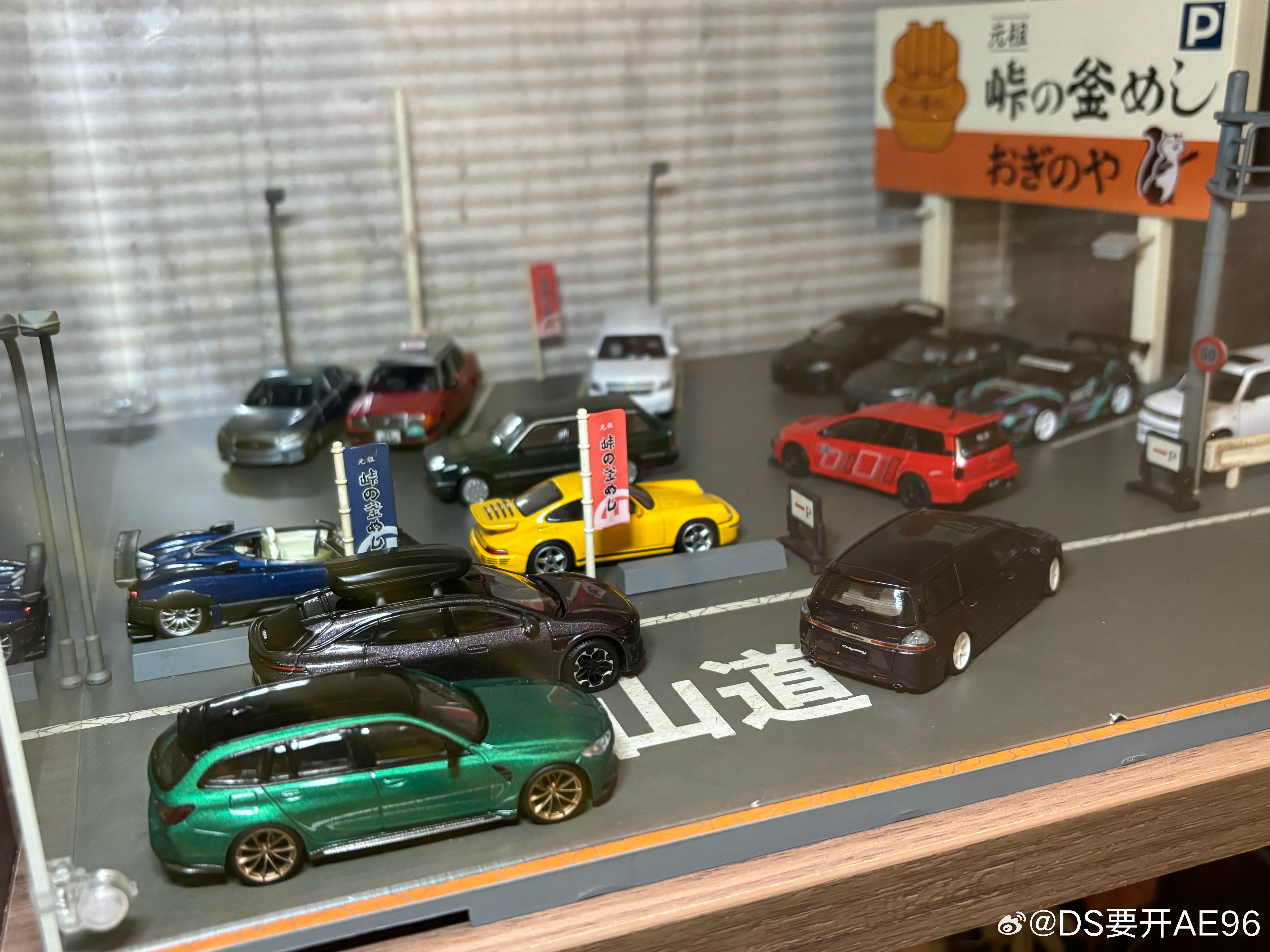 轮语参观后遗症给自己的场景整了一个亚克力罩子，这下可以放心把小车摆出来了