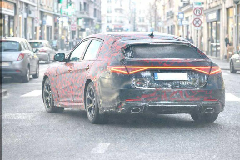 新Giulia？虽然尾灯是伪装贴纸，但这个大屁股实在是太性感了，性感到车衣都遮不