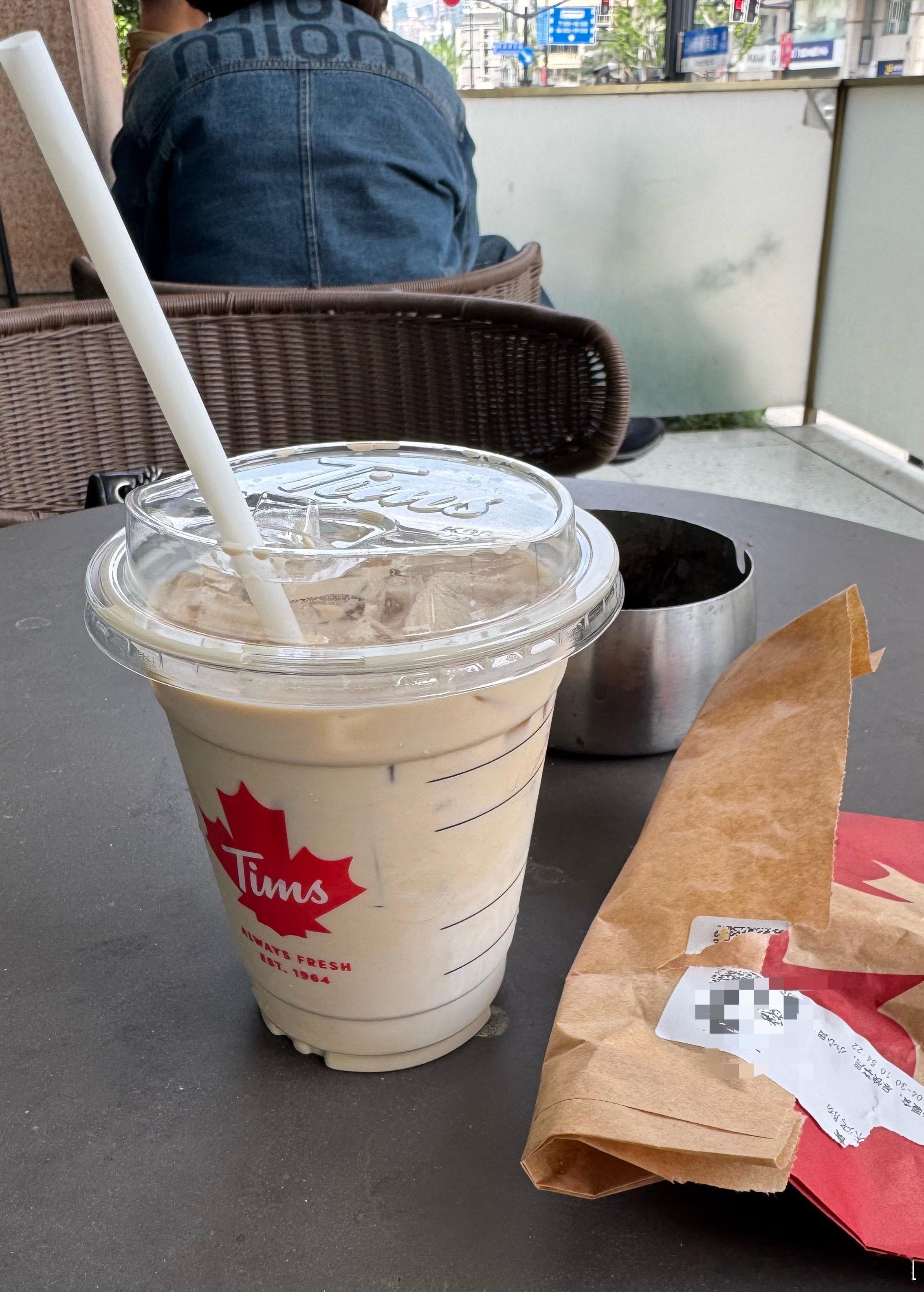 这杯鲜萃已经远离咖啡本质了，全是奶。Tims的烟熏烤肠我会一直推崇！！