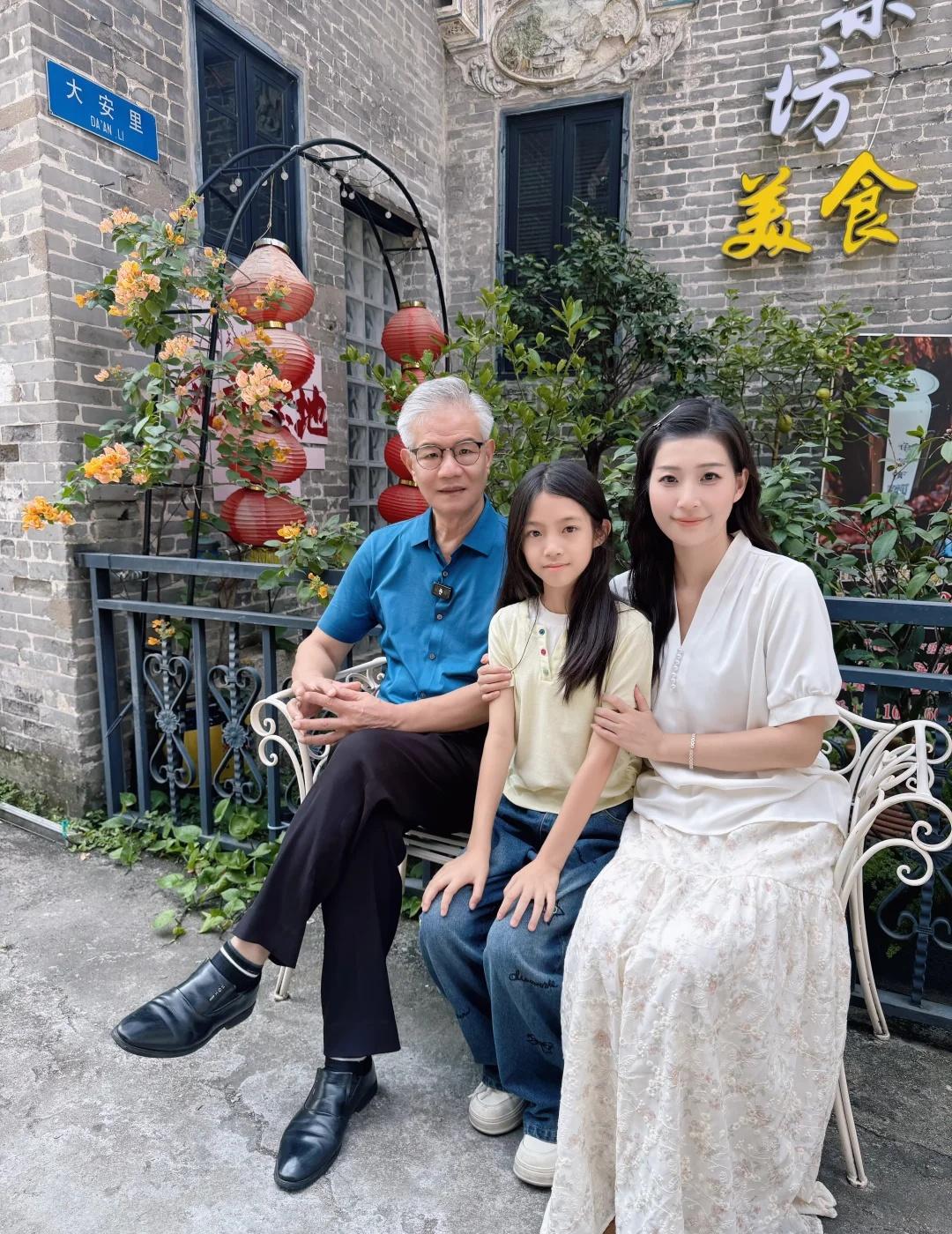 我的爷爷拍过
拍摄日
很欢乐的氛围
很好聊的工作搭档
候场一有时间就拍拍拍
饰演